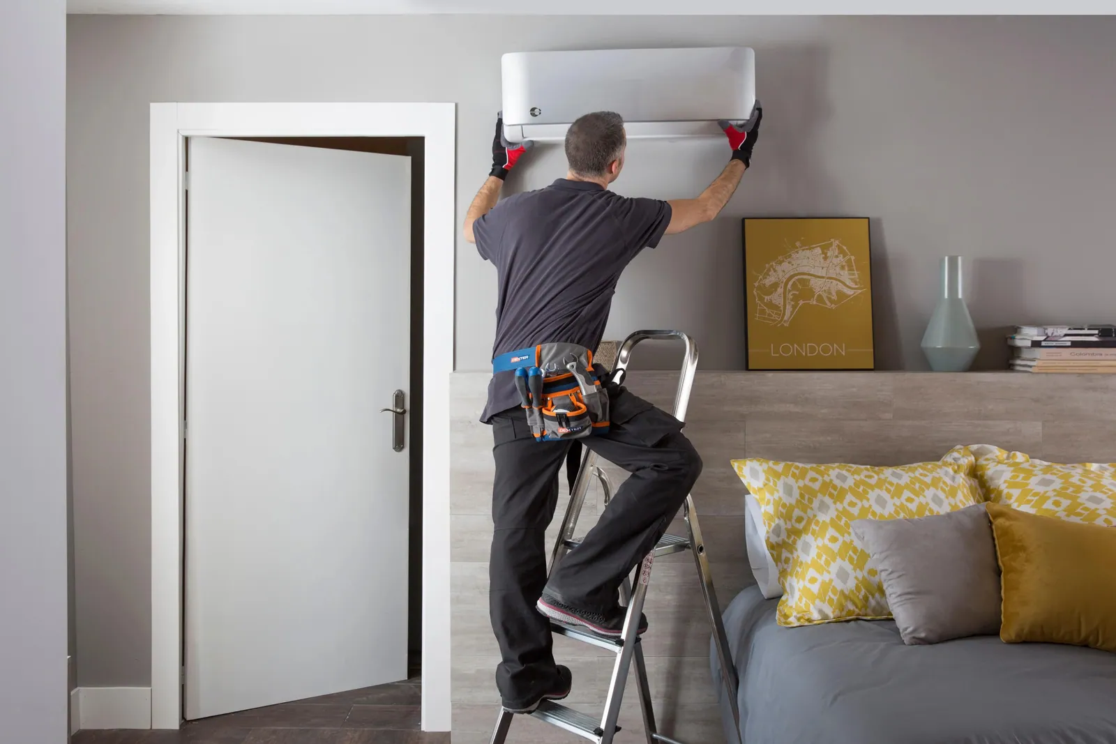 Técnico instalando un split de aire acondicionado en Bilbao en el salón de una vivienda
