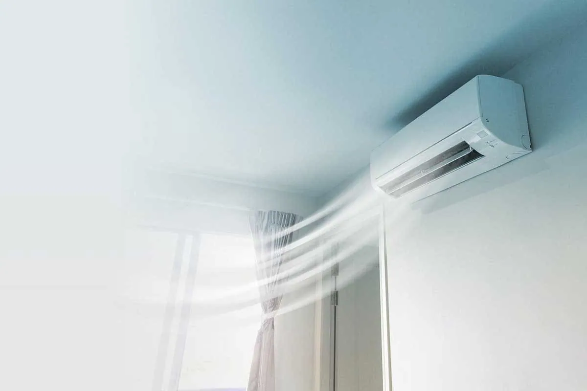 Split de aire acondicionado expulsando aire frío en una vivienda de Bilbao