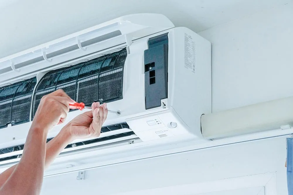 Mantenimiento de un aparato de aire acondicionado antes de la temporada de calor en Sevilla