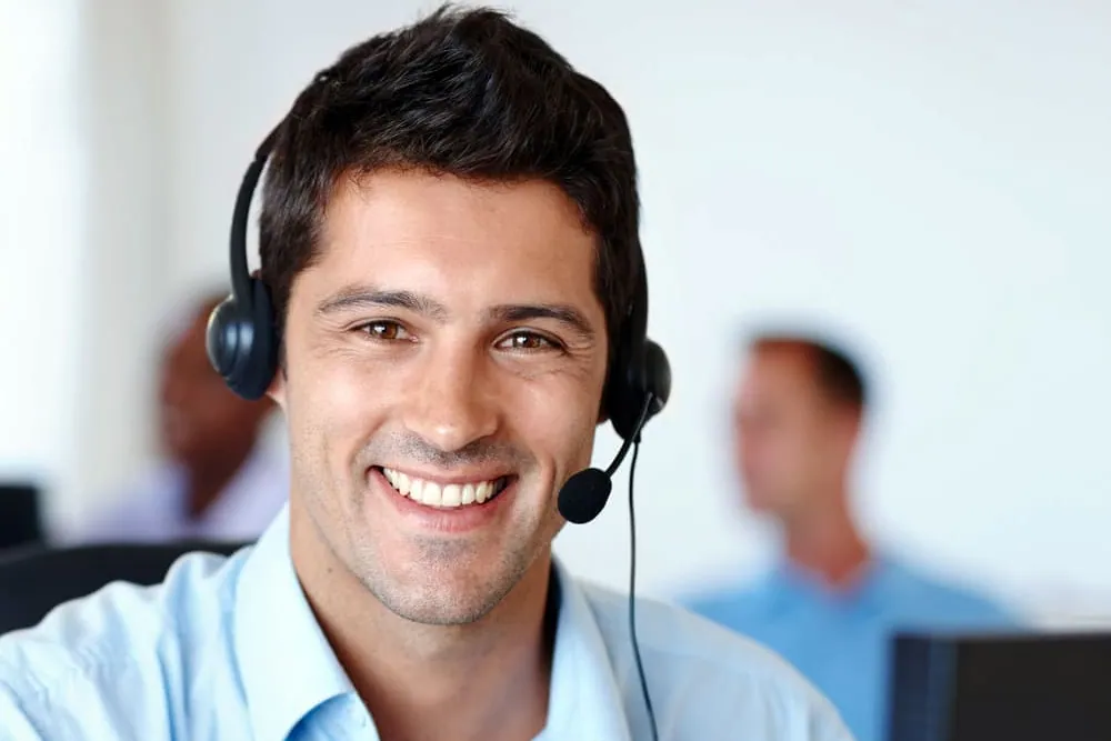 Agente de atención al cliente con auriculares atendiendo una llamada: reparaciones, reformas y servicios de MULTI DIRECT