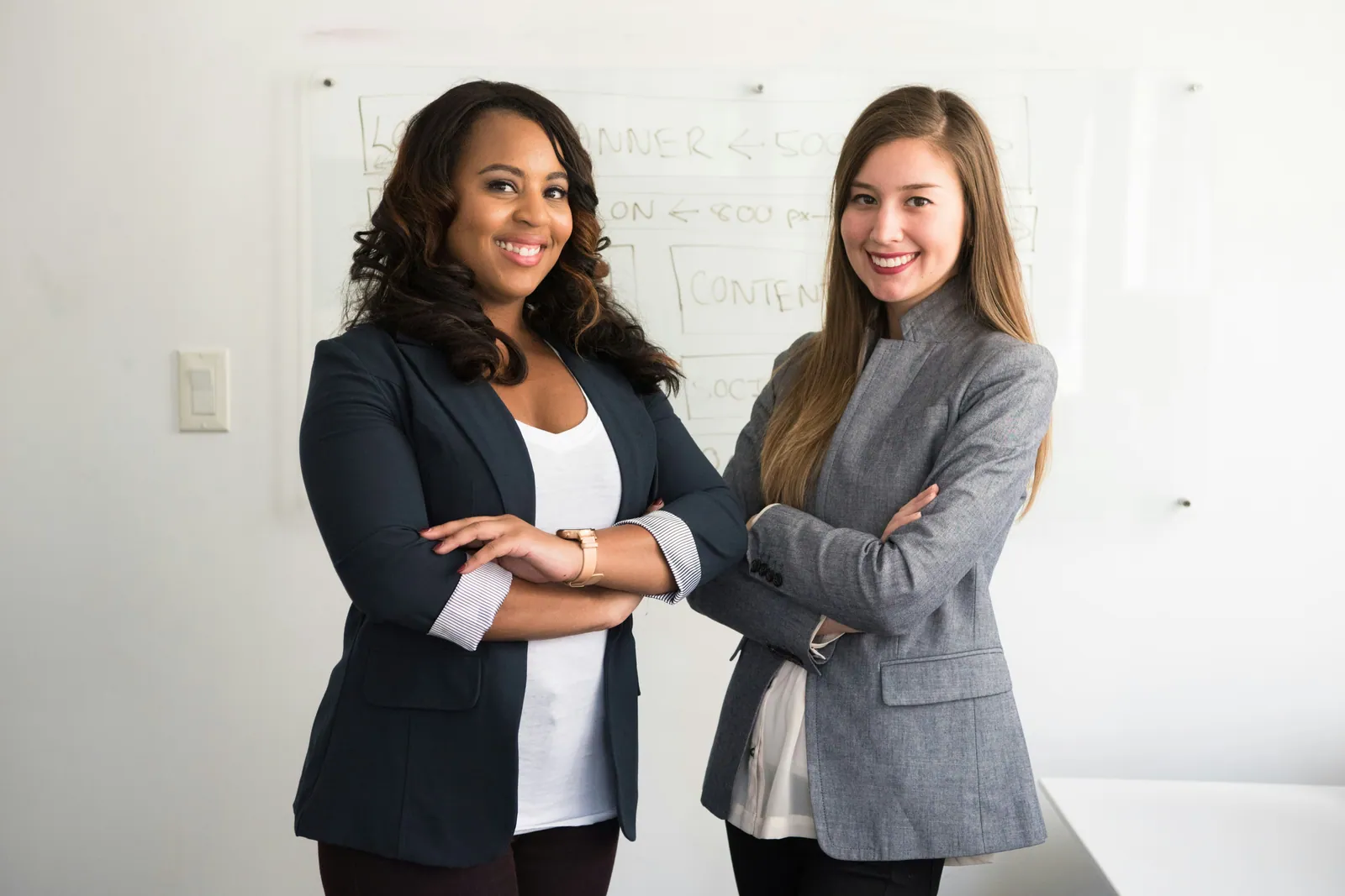 Dos profesionales de atención al cliente en la oficina, como las que atienden las solicitudes de MULTI DIRECT