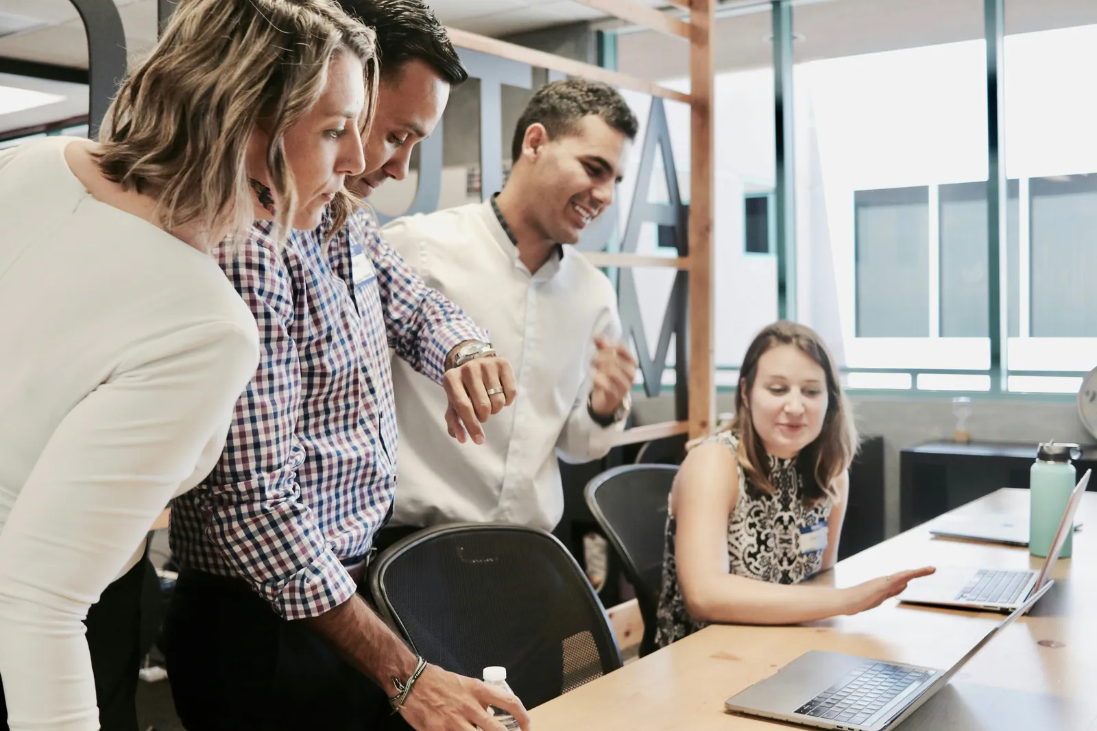 Equipo de trabajo revisando una solicitud de servicio en la oficina