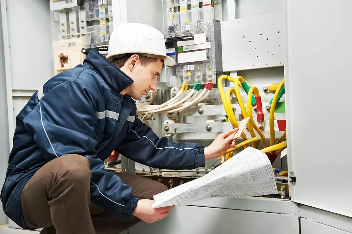 Técnico revisando la documentación de una instalación para un boletín eléctrico en Mallorca
