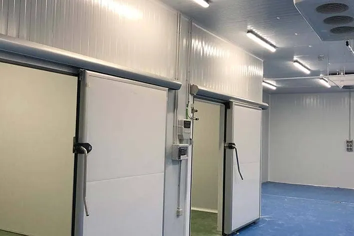 Cámaras frigoríficas de un almacén con mantenimiento de cámaras para negocios