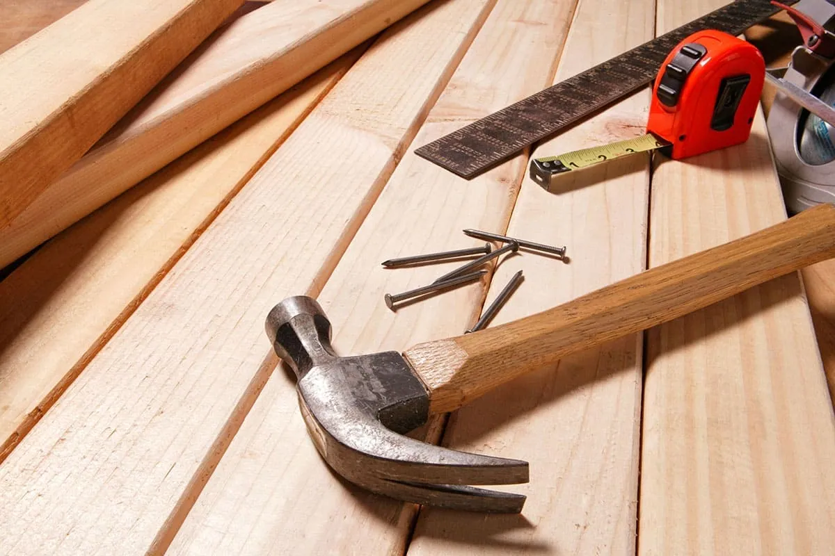 Herramientas de carpinteros sobre tablas de madera en un taller