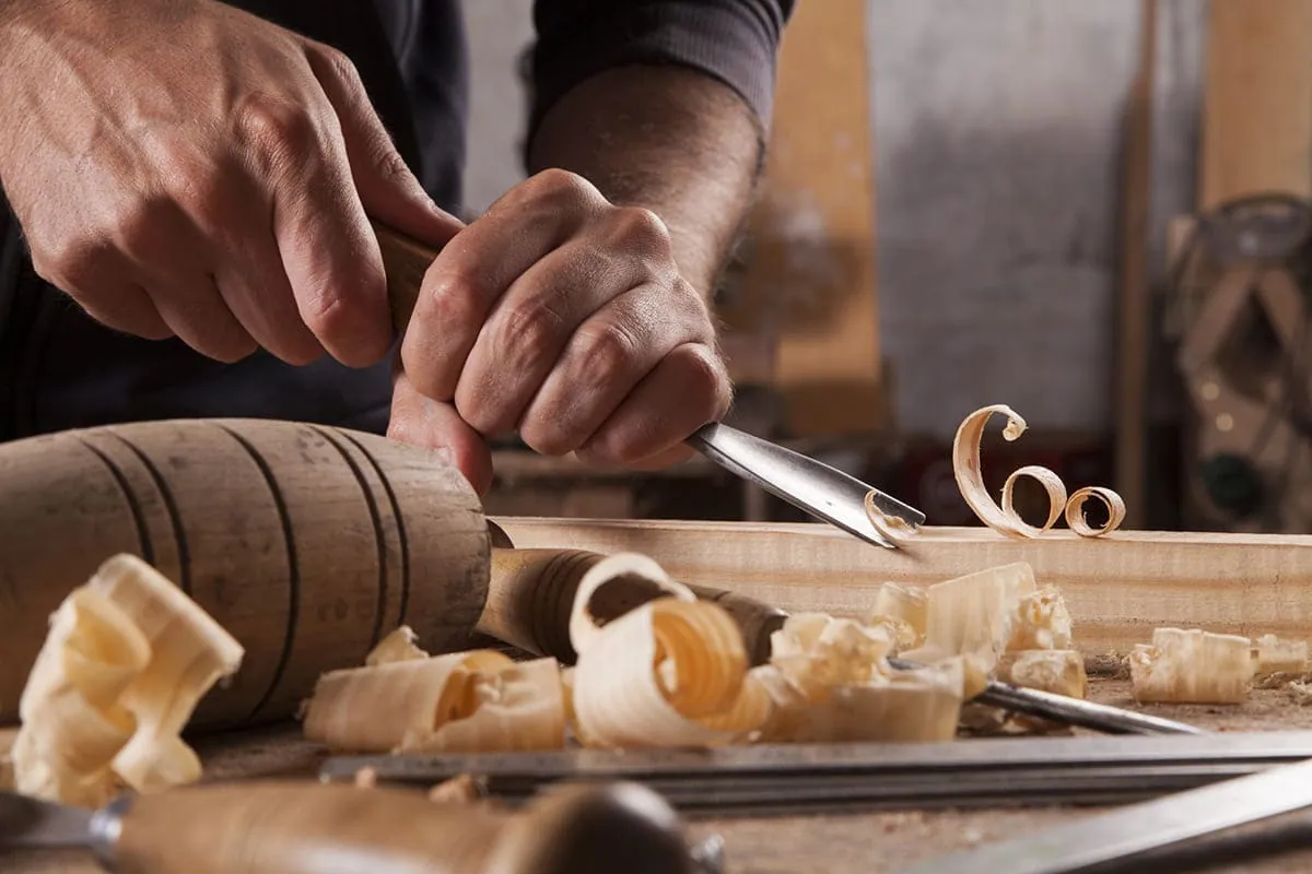 Cepillado de madera en un taller de carpintería de Granada