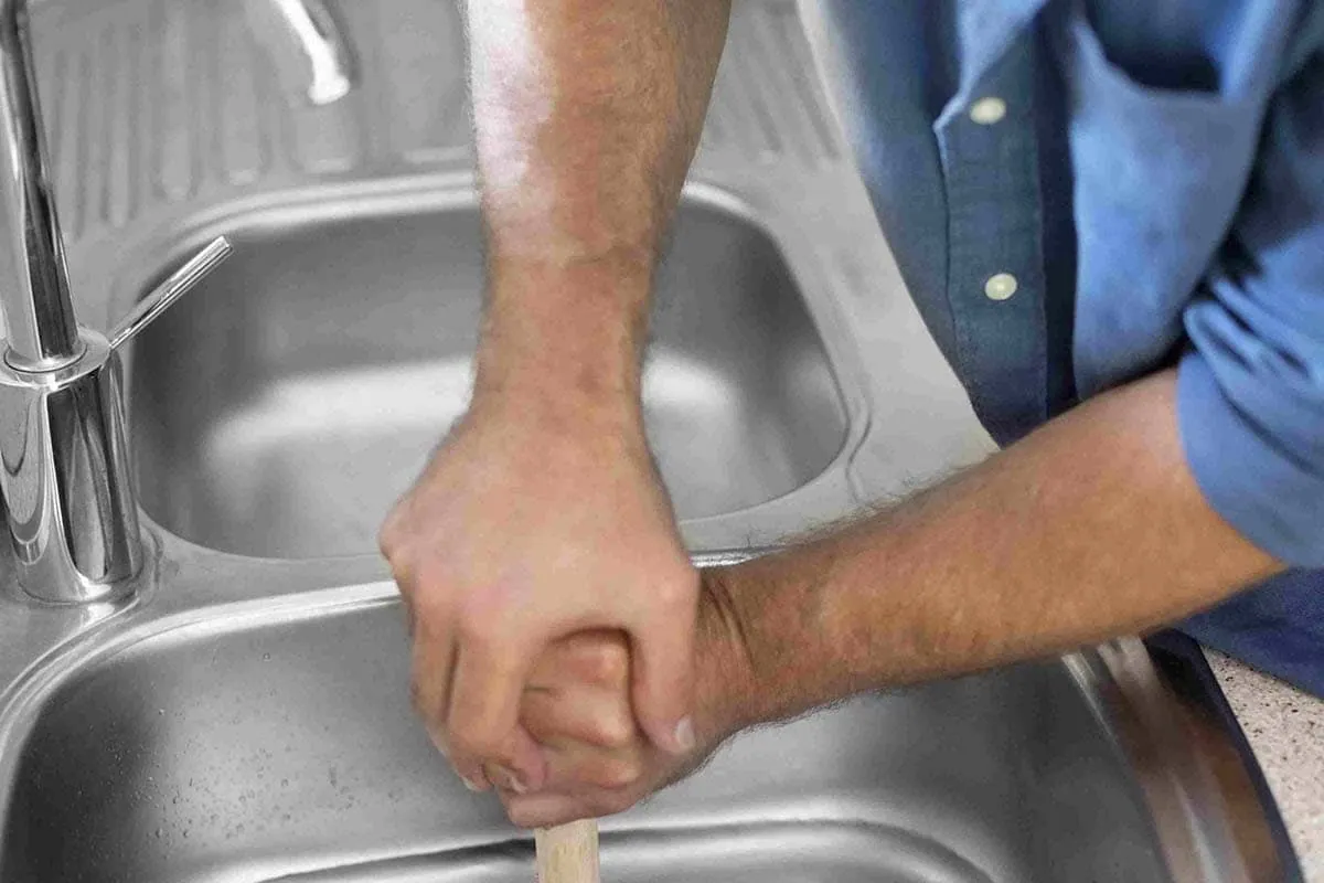 Desatasco de un fregadero con desatascador de ventosa antes de recurrir a la máquina