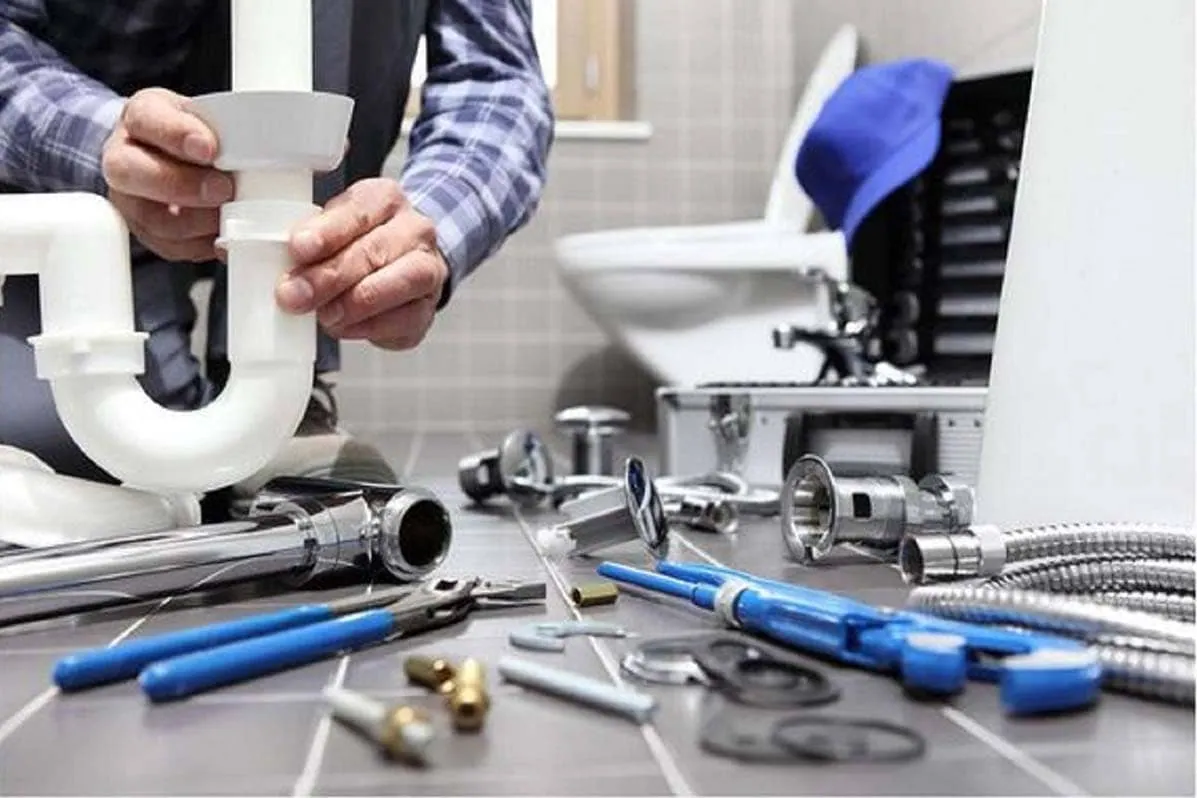 Piezas y herramientas para reparar un desagüe tras un desatasco de tuberías
