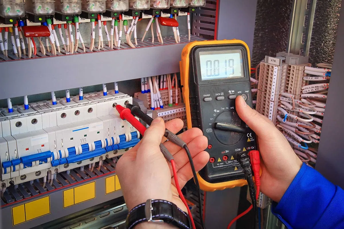 Electricista midiendo con un multímetro en un cuadro de automáticos de una vivienda de Sevilla