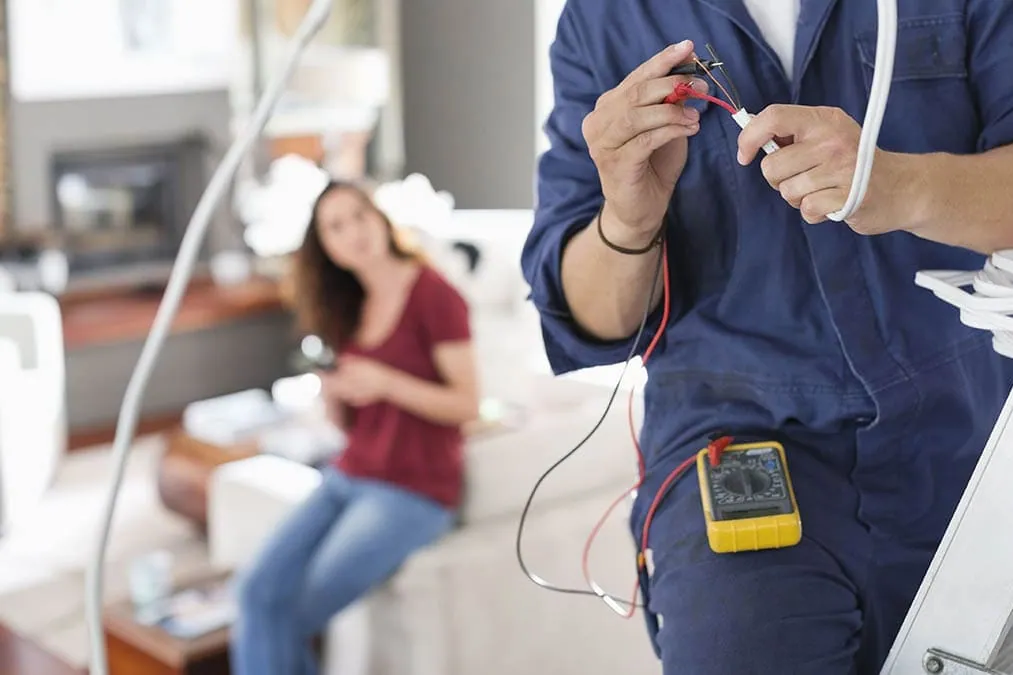 Electricista revisando el cableado de una vivienda de Las Palmas antes de presentar el presupuesto