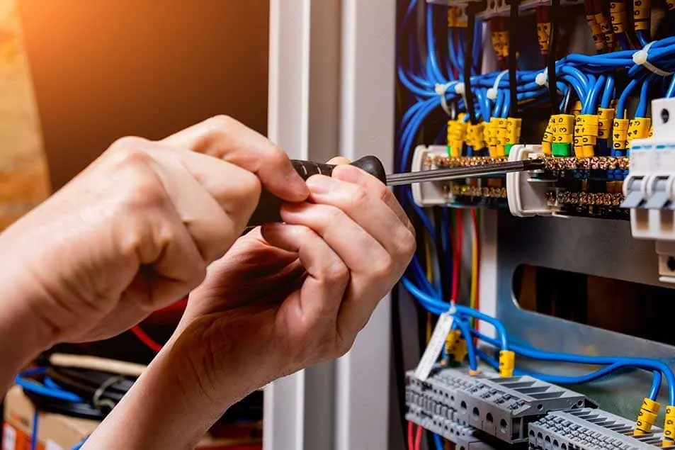 Conexión de cables en un cuadro eléctrico de vivienda, trabajo habitual en apartamentos y locales de Las Palmas