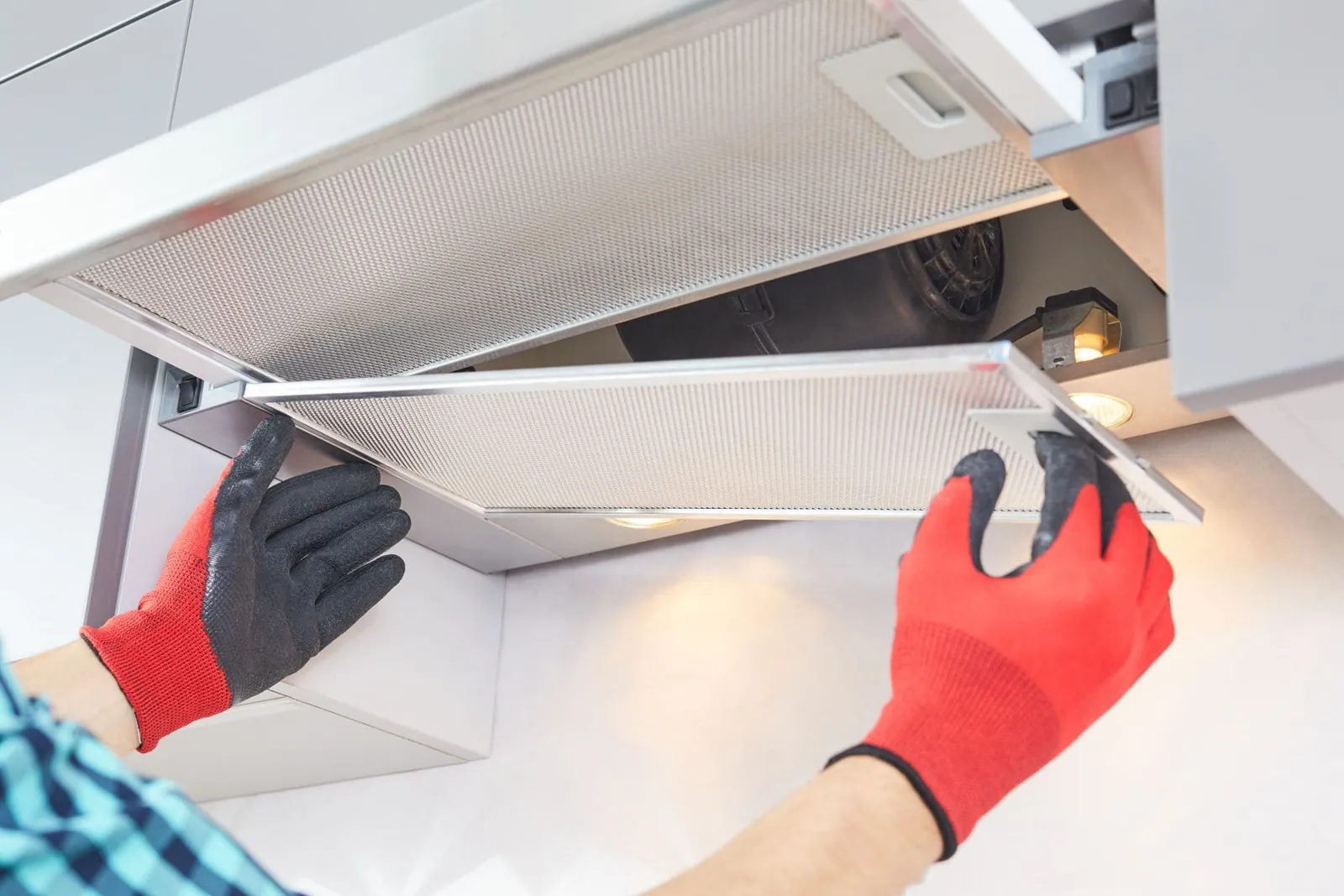 Cambio del filtro de una campana extractora, comprobación previa a pedir la reparación
