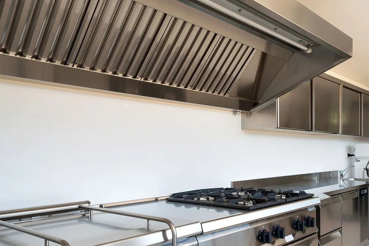 Campana extractora industrial de una cocina profesional, reparación para negocios de hostelería
