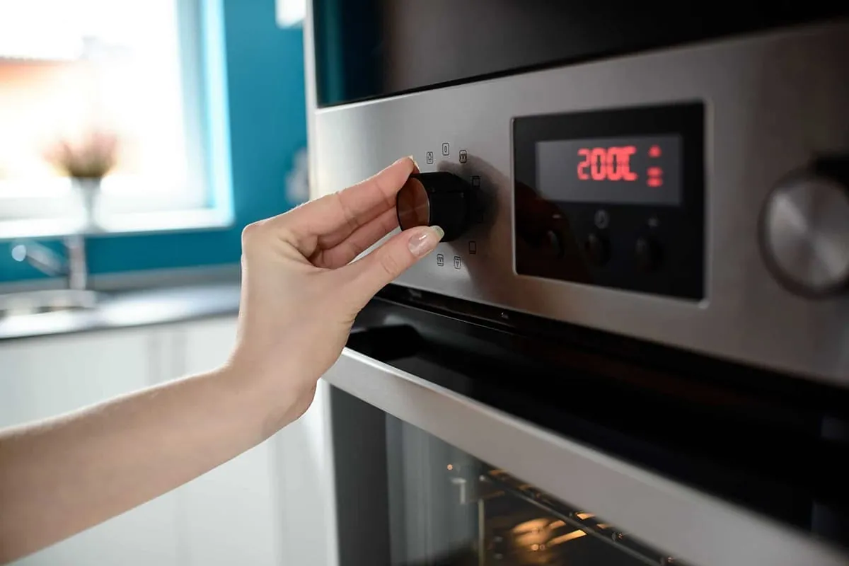 Ajuste de la temperatura en el mando de un horno para comprobar si calienta