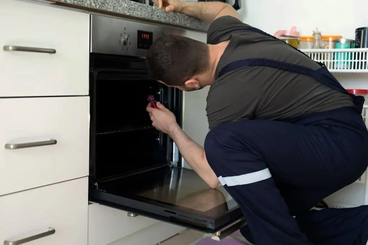 Revisión de la puerta de un horno en un negocio de A Coruña