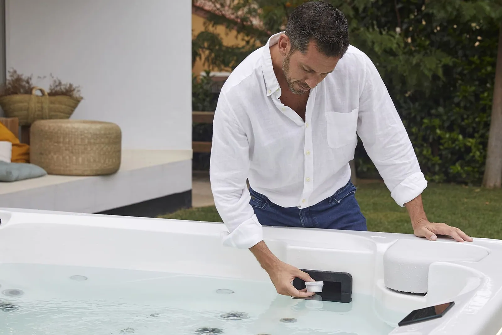 Revisión del panel de control de un jacuzzi durante una reparación de spa