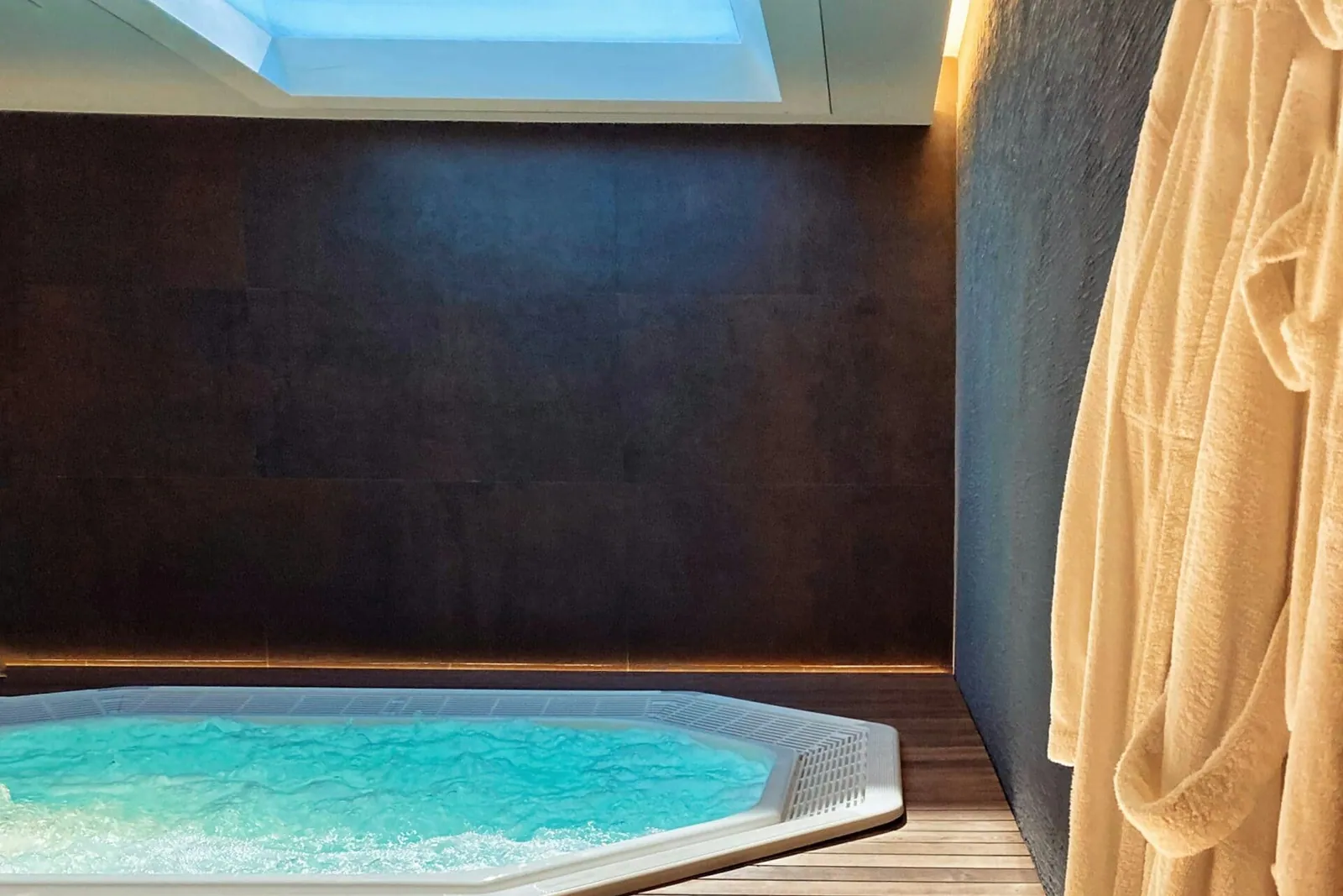 Jacuzzi interior de obra en un alojamiento, ejemplo de spa para negocios