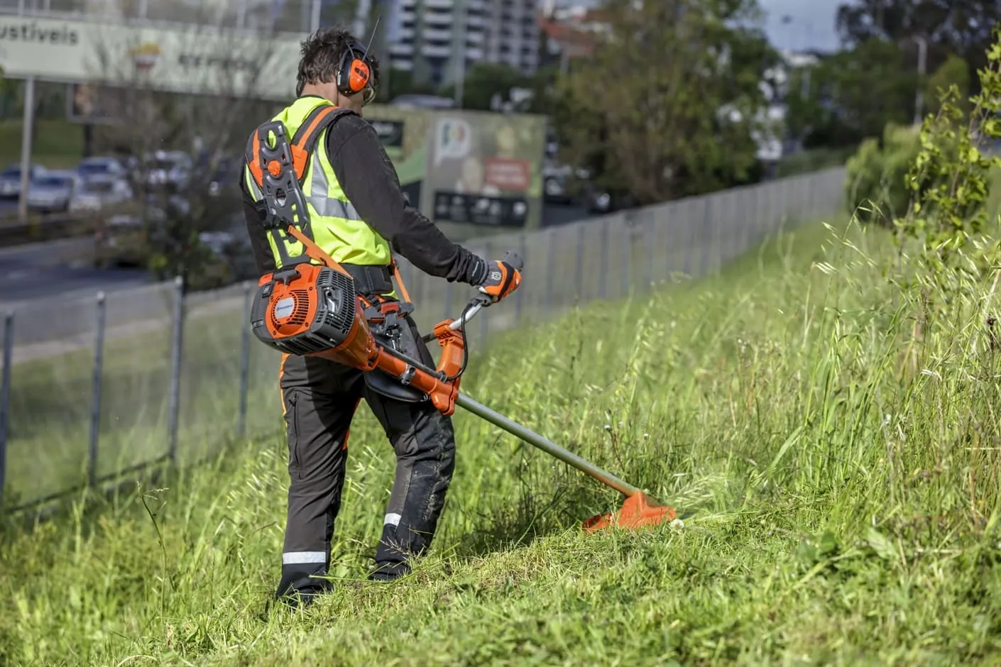 Desbroce de una parcela con desbrozadora, un encargo habitual de jardineros para empresas y comunidades