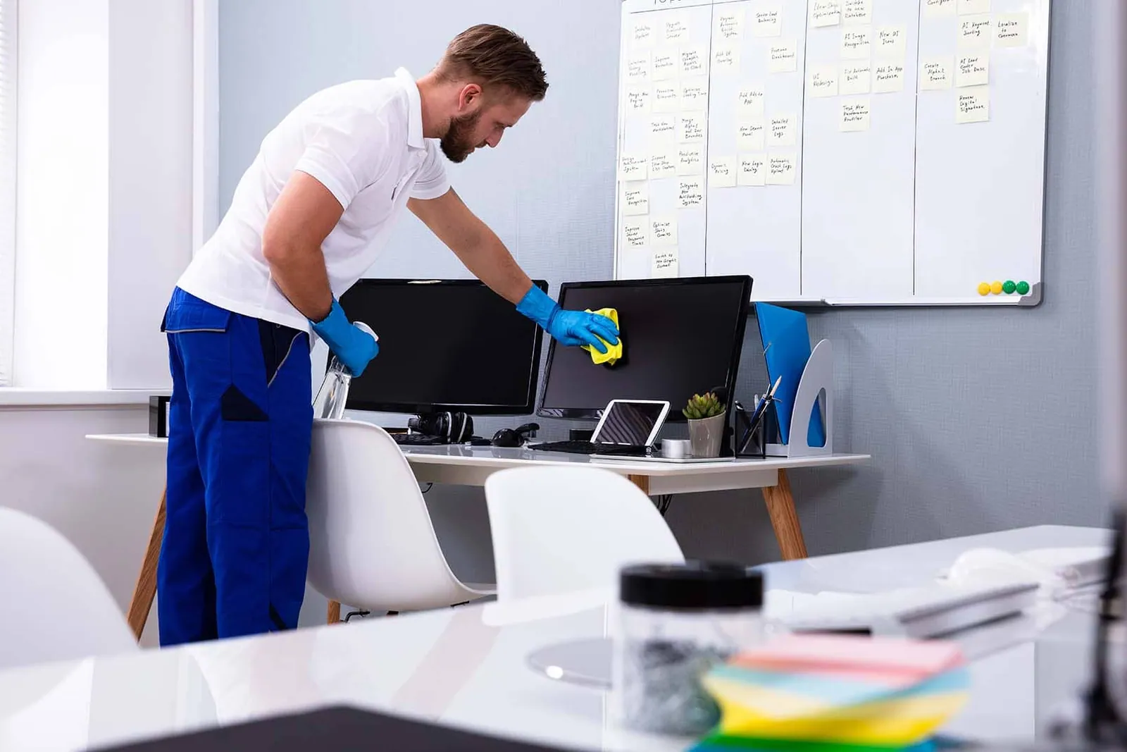 Limpieza de una oficina por un profesional de limpieza de oficinas