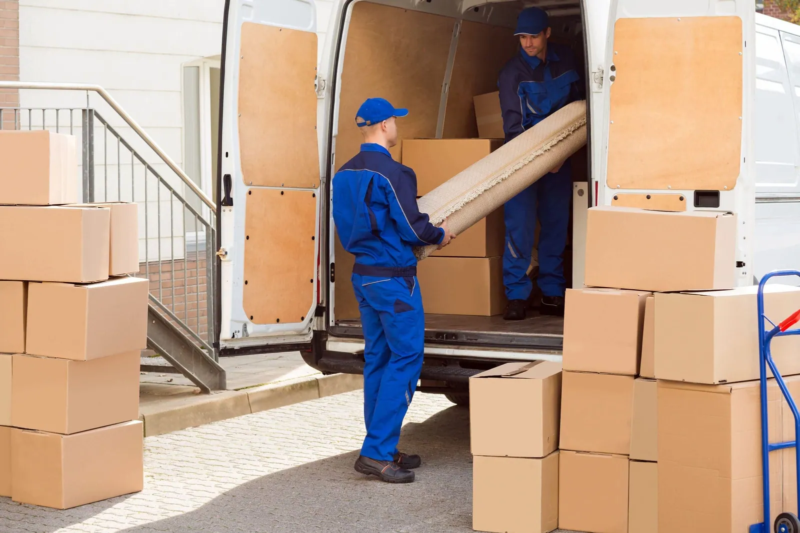 Mudanzas: operarios cargando cajas en un camión de mudanzas