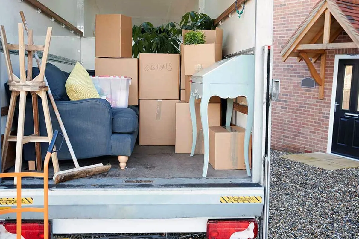Muebles y cajas colocados dentro de un camión de mudanzas