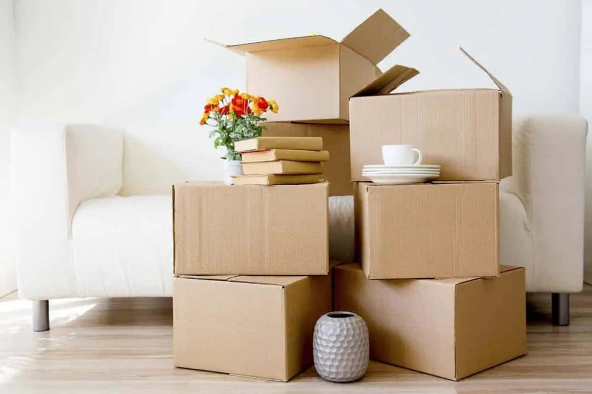 Cajas embaladas en un salón antes de la mudanza en un piso de Sevilla