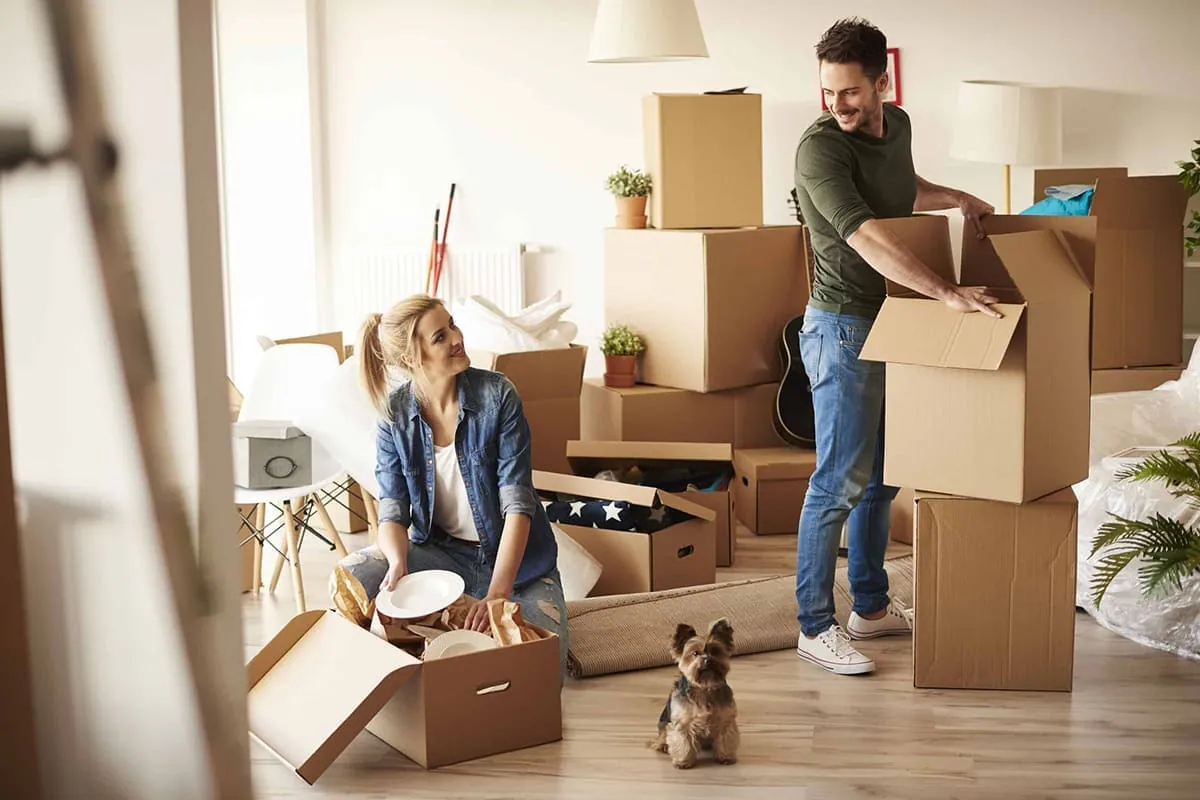 Familia embalando cajas en casa antes de sus mudanzas en Elche