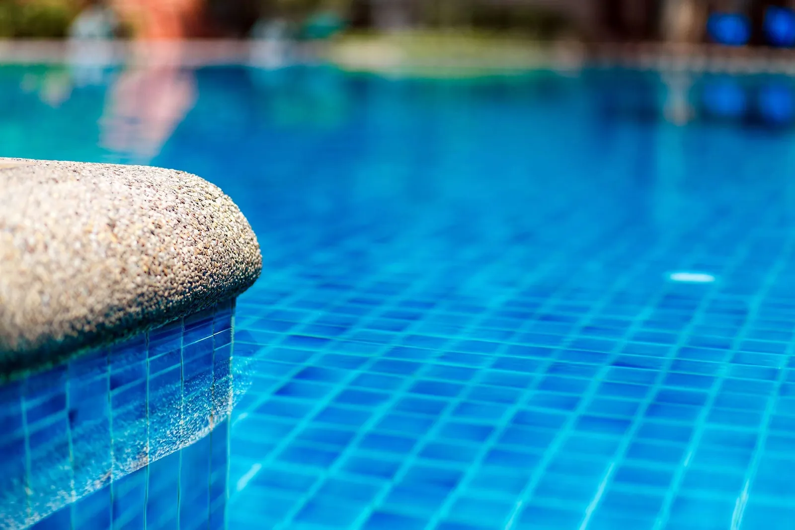 Detalle del borde y el gresite de una piscina, punto clave del mantenimiento de piscinas comunitarias