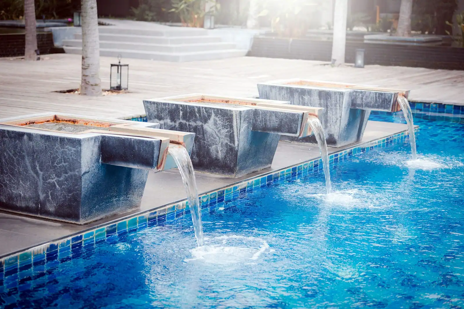 Piscina con cascadas de agua, acabado posible en una reforma de piscinas en Málaga