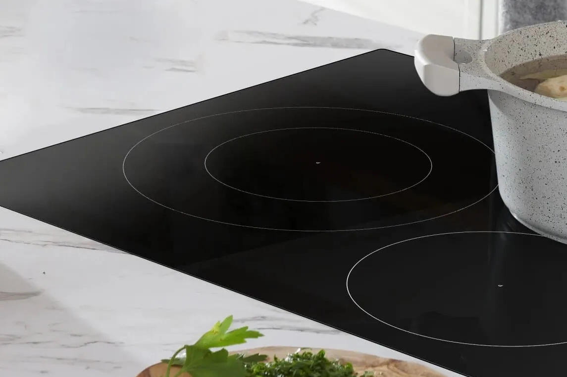 Placa de inducción instalada en una cocina de Elche, lista para la reparación