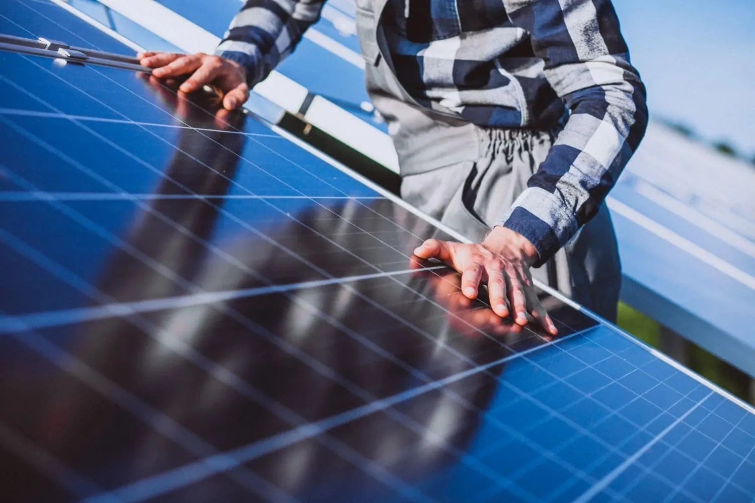 Instalación de placas solares: montaje de paneles solares sobre una estructura
