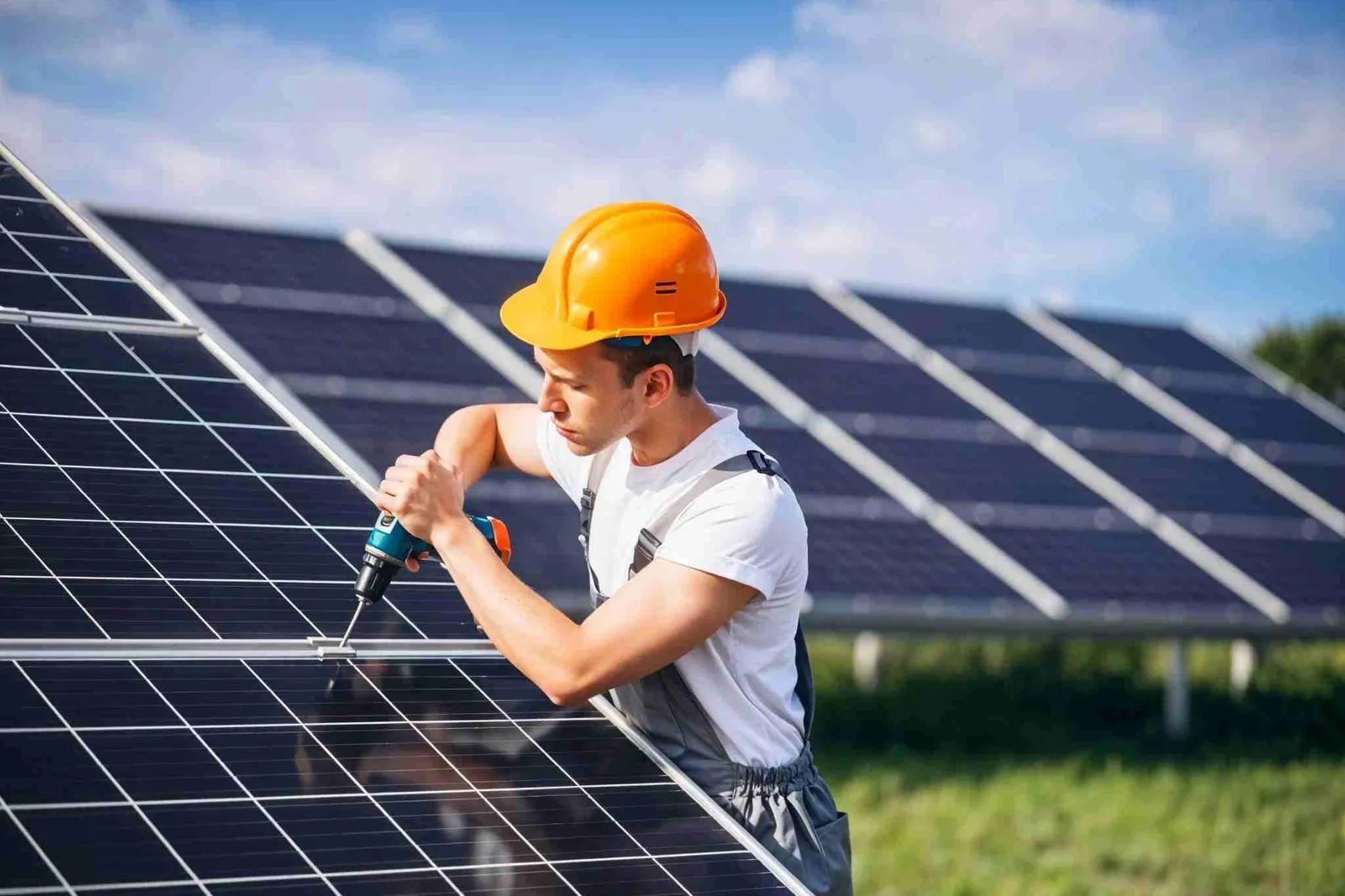 Instalador revisando un panel solar en una cubierta de negocio de Pamplona