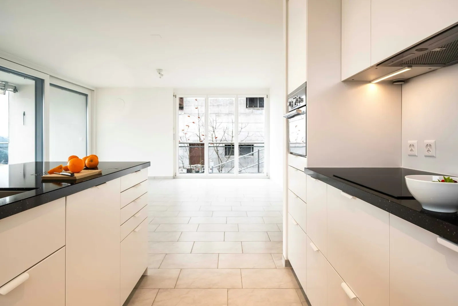 Cocina reformada con muebles blancos tras una reforma de vivienda