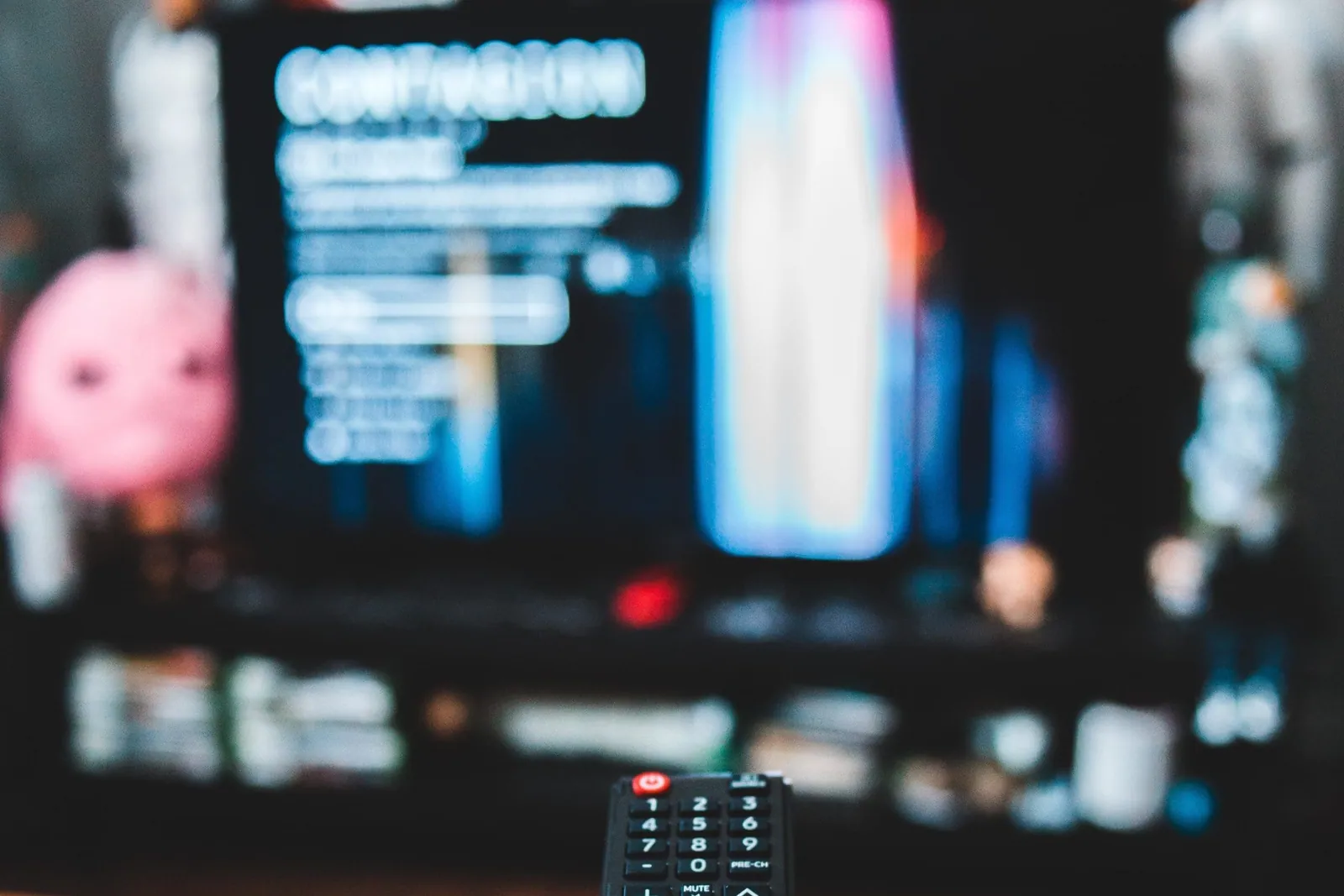Mando a distancia frente a un televisor, comprobación previa a la reparación de televisores