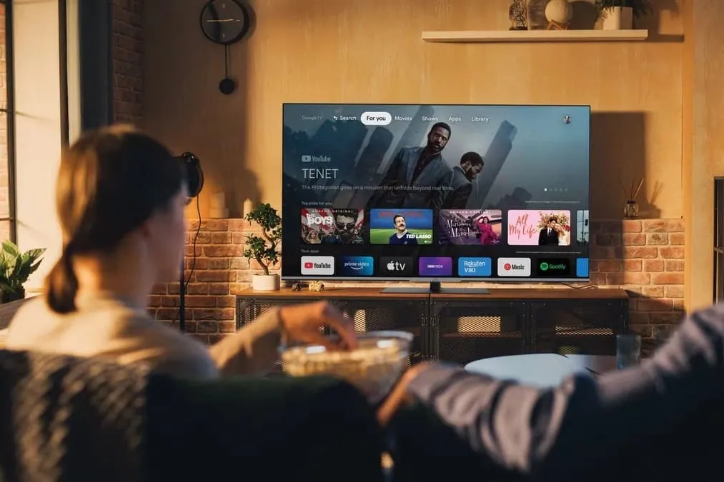 Familia viendo un televisor inteligente, uso habitual en viviendas y alojamientos turísticos