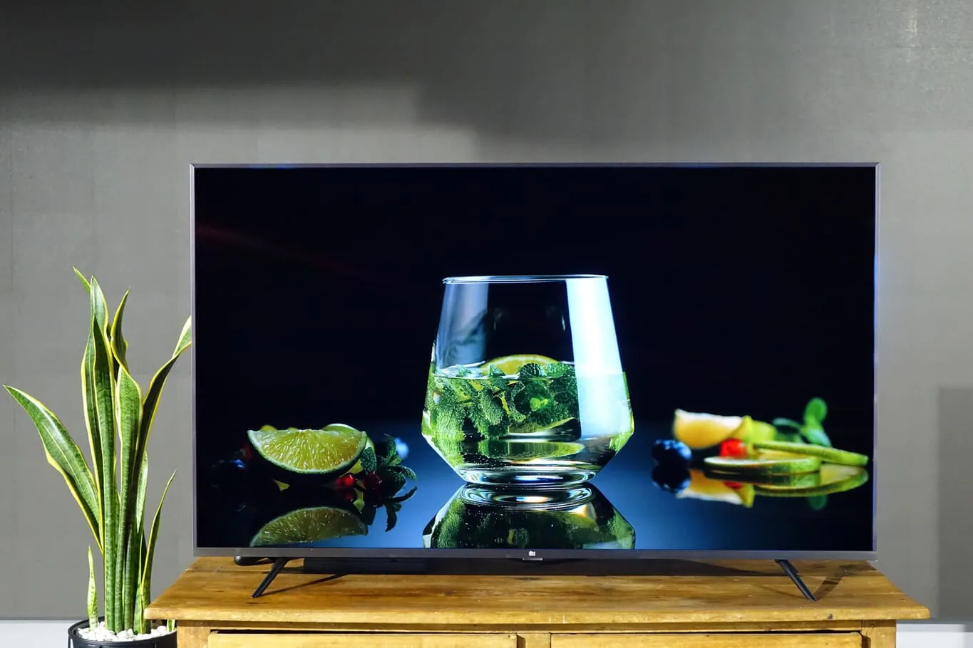Televisor sobre un mueble con espacio libre detrás, un buen hábito de mantenimiento del televisor