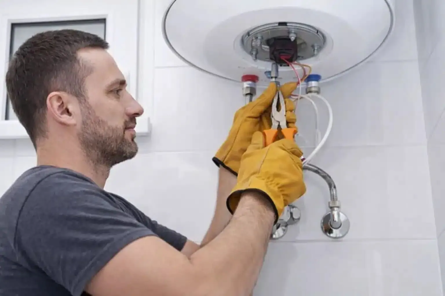 Conexión de un termo eléctrico a la red de agua en la reparación de termos de un negocio