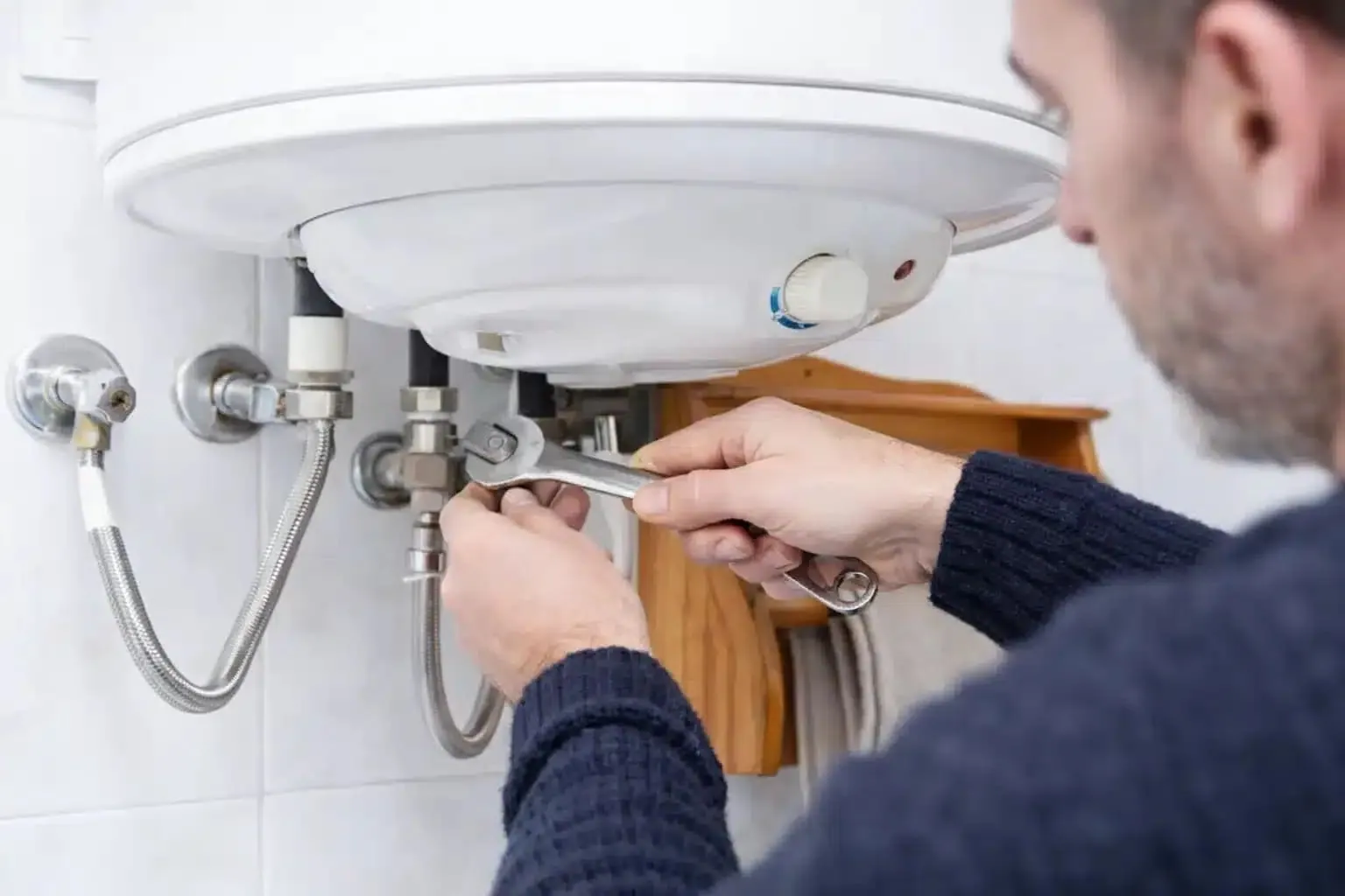 Ajuste de las conexiones de agua de un termo eléctrico durante su mantenimiento en Valladolid