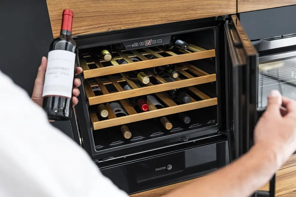 Reparación de vinotecas: vinoteca con botellas en bandejas de madera
