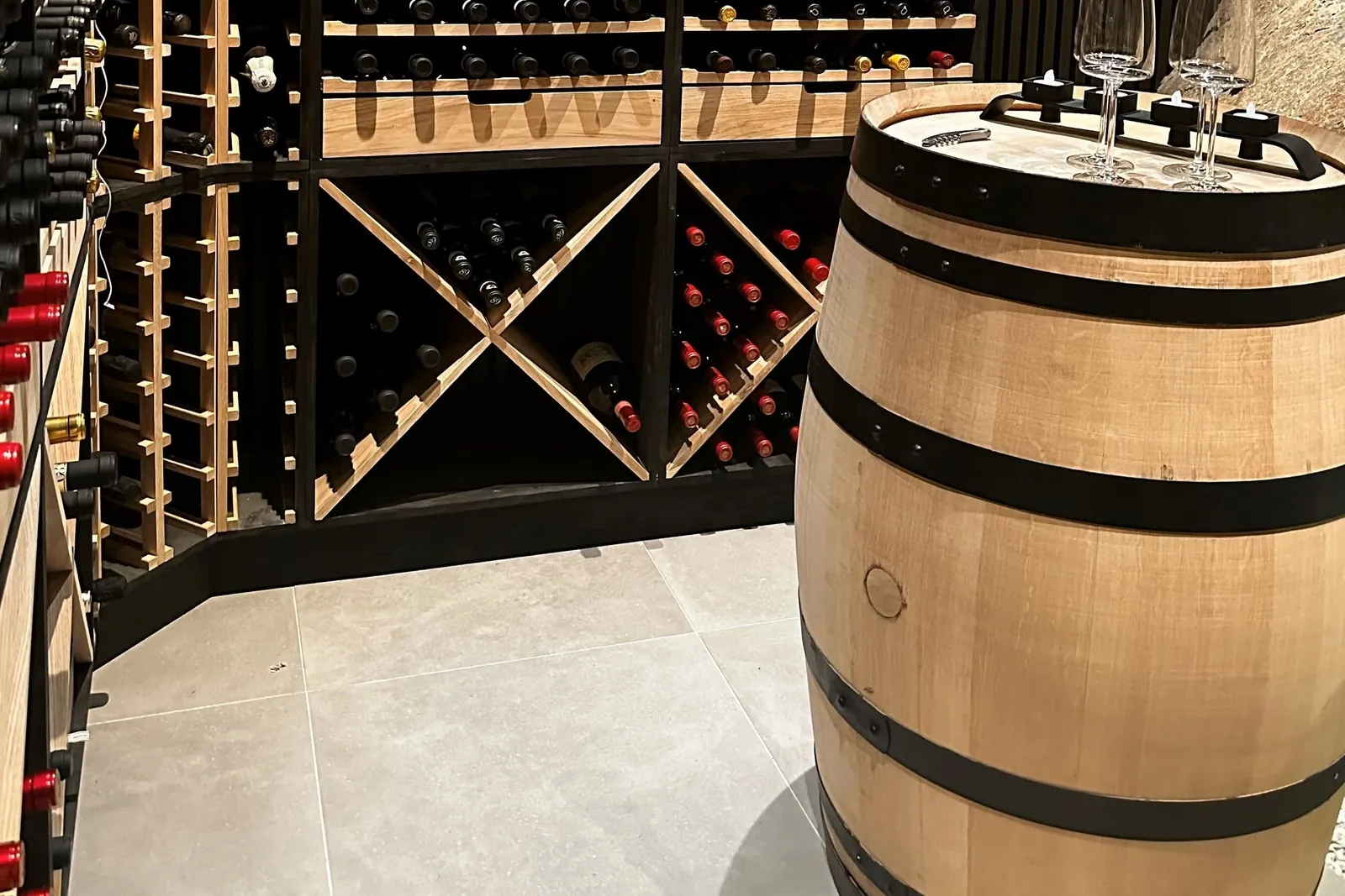 Bodega con botelleros de madera en un negocio con vinotecas