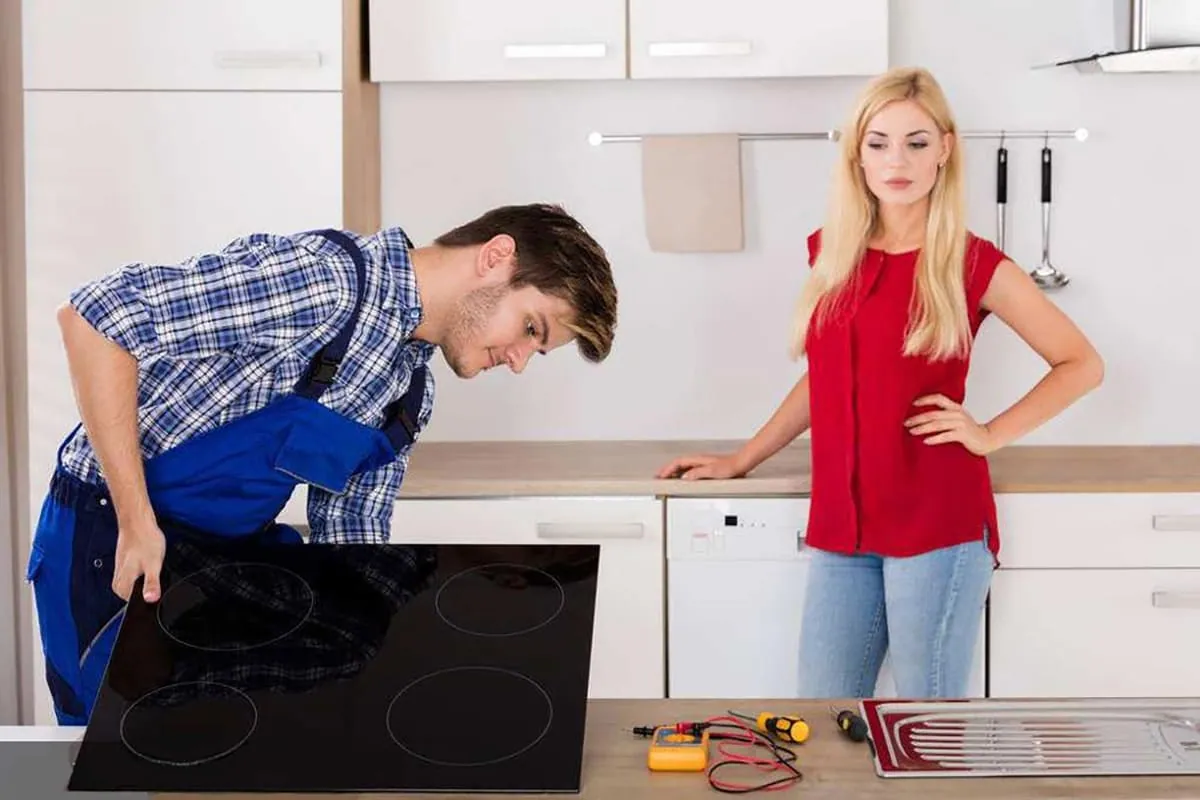 Técnico revisando una vitrocerámica durante un servicio de reparación de vitrocerámicas